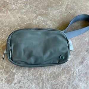 Lululemon Everywhere Belt Bag-Gray Sage